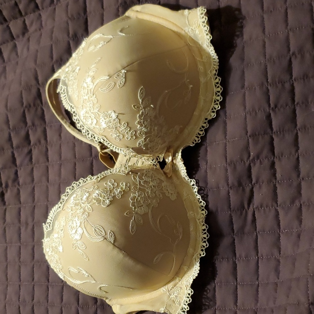 Cream colored push up bra with embroidery detail size 38C